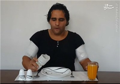 عکس/پسر ایرانی که لامپ می‌خورد