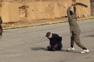 داعش یک سوری را گردن زد + عکس