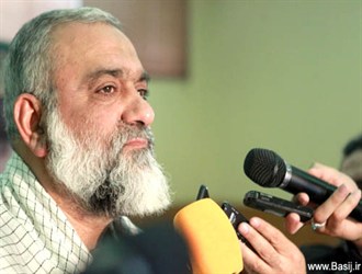 قدم زدن با وزیر خارجه آمریکا زیر پا گذاشتن خون شهدا بود