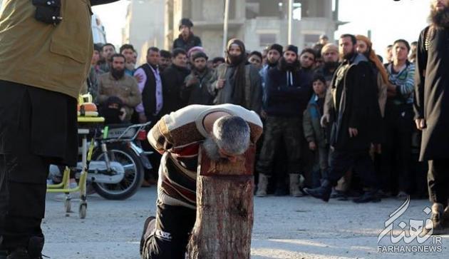عکس/ گردن زدن یک سوری مقابل مردم در رقه