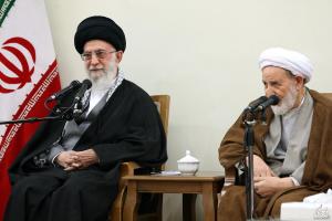 من نگرانم، چون طرف مقابل حیله گر است و از پشت خنجر می زند