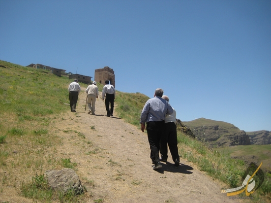 شهروند خبرنگار/ رعایت جوانب احتیاطی هنگام صعود به قلعه ضحاک هشترود