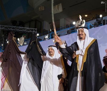 عکس/ رقص شمشیر پادشاه خونریز سعودی