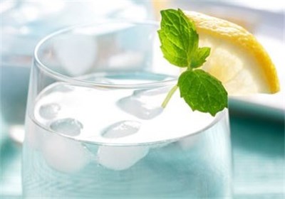 مصرف آب یخ موجب بروز یبوست می‌شود