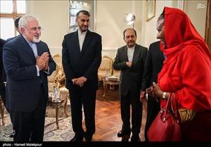 عکس/ احترام ظریف به بانوان آفریقایی