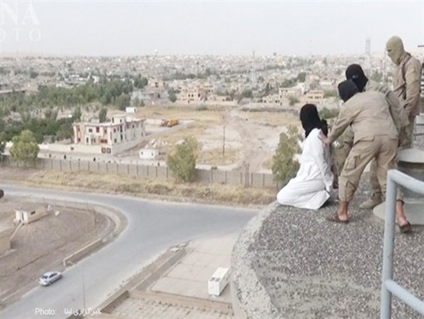 عکس خبری/پرتاب یک عراقی از ساختمان به دست داعش