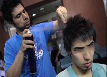 رواج پدیده عجیب مردان زن‌نما/اینجا سلمانی است یا آرایشگاه مردانه؟!