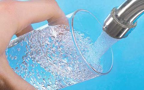 برای داشتن بدنی سالم آب بنوشید