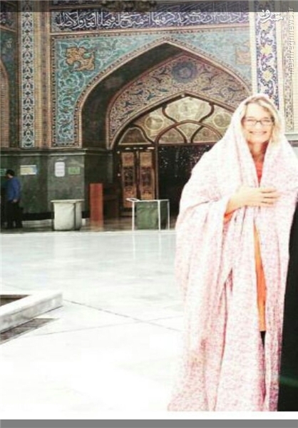 چادری شدن زن آمریکایی در امامزاده صالح تجریش+تصویر