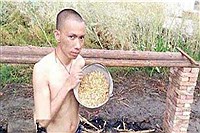 مردی که زنده زنده خود را روی ذغال سرخ کرد +عکس