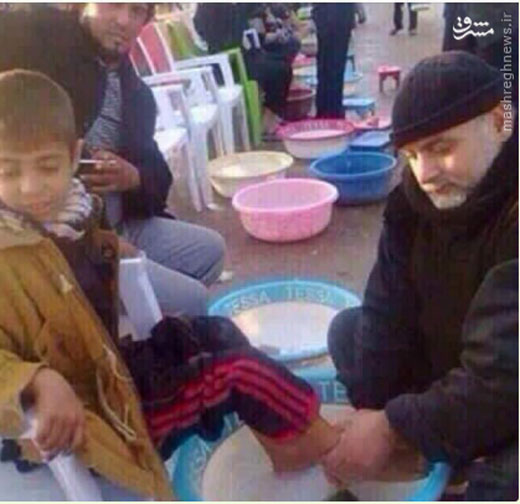 پروفسور انگلیسی در حال ماساژ زائران اربعین/عکس