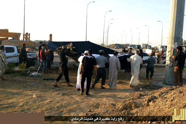 بزرگترین پرچم داعش سرنگون شد / عکس