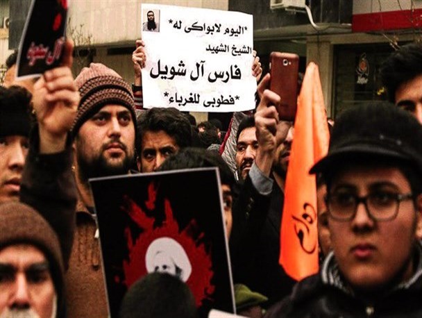 پشت پرده حمله به کنسولگری عربستان در مشهد چه بود؟/ بالا بردن تصویر سرکرده القاعده در میان جمعیت معترض به اعدام شیخ نمر!+ تصویر