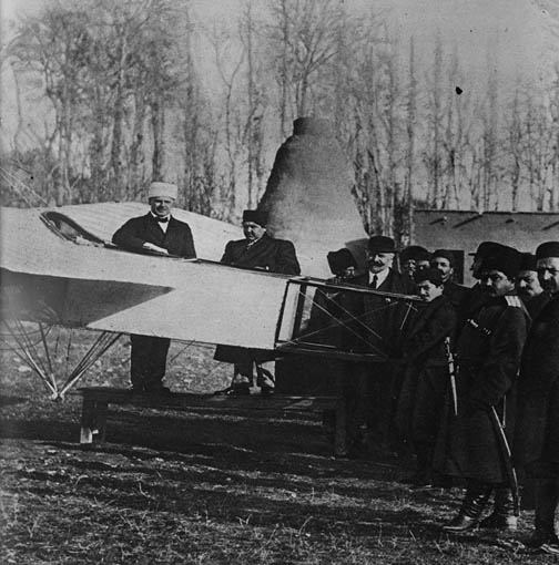 عکس یادگاری با اولین هواپیما در ایران