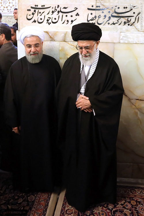 عکس/ رهبر انقلاب در کنار مزار پدر
