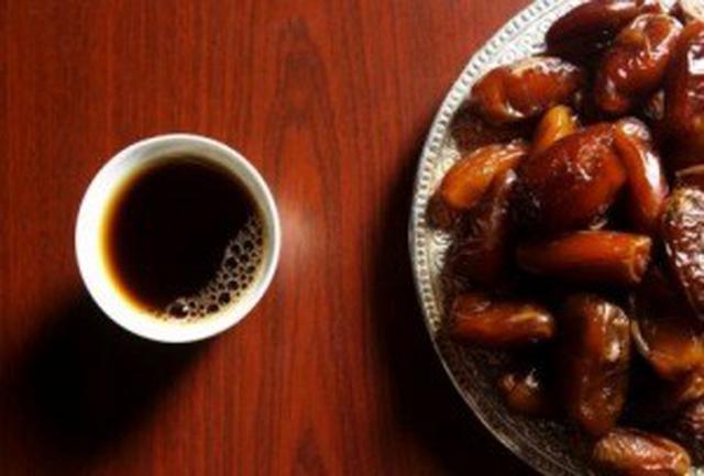 هرگز چای را با توت و خرما نخورید