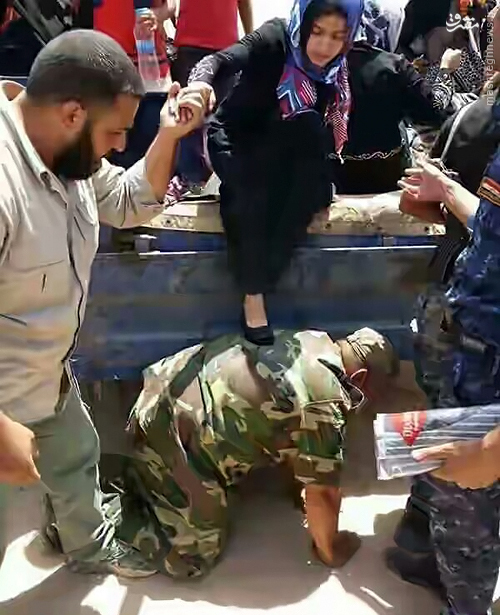 عکس/ حرکت تحسین‌ برانگیز سرباز عراقی