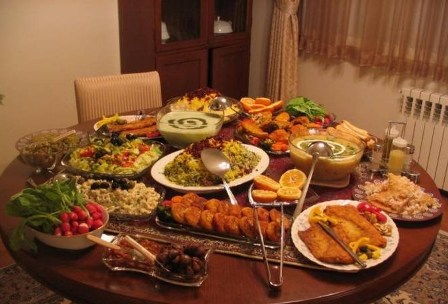 آشپزی و پخت شیرینی های سنتی ایران در حال فراموشی است/ غذاهای سنتی احیا شود