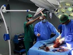 افطار کردن پزشک در حین انجام جراحی افطار کردن پزشک در حین انجام جراحی