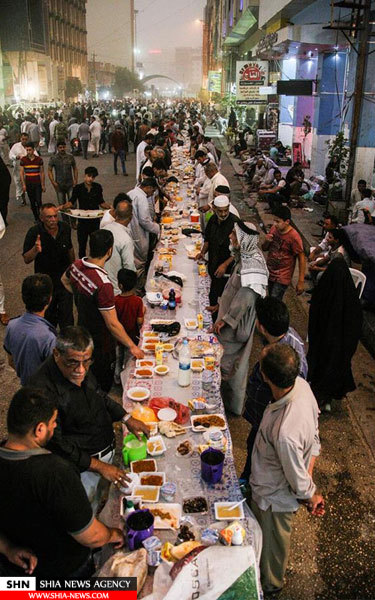 سفره افطار ۵۰۰ متری کربلا برای گرامیداشت شهدای ارتش و حشد شعبی عراق