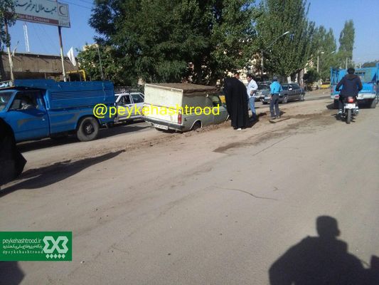 گیرافتادن خودرو در حفاریهای شهر همزمان با آغاز سالتحصیلی +عکس