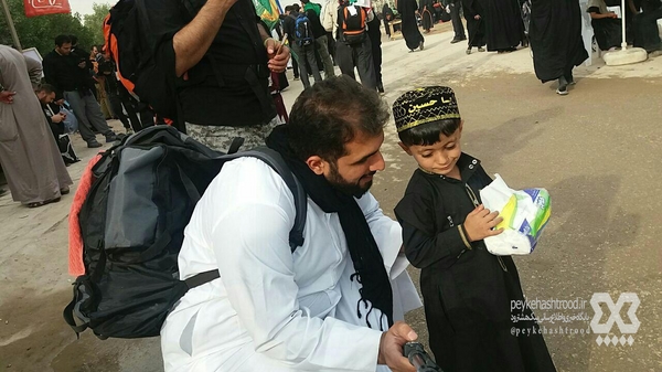 عکس خبری: خادم کوچک پیاده روی مسیر کربلا