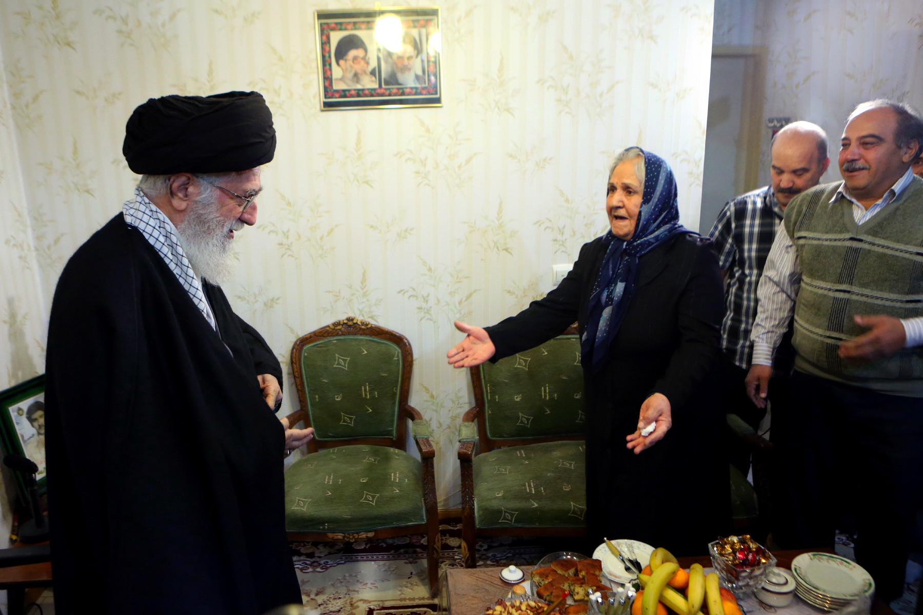 عذرخواهی رهبر انقلاب از مادر شهید آشوری +فیلم