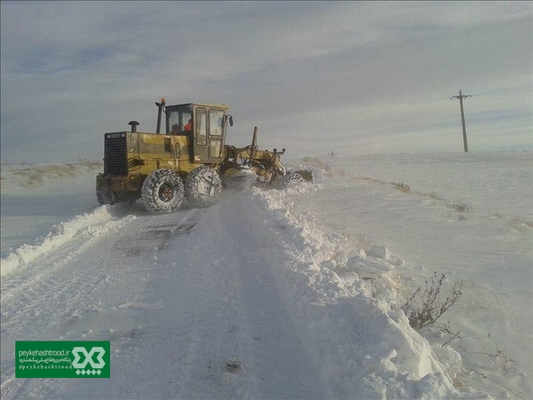 تلاش راهداران هشترود برای بازگشایی مسیرهای محاصره در برف