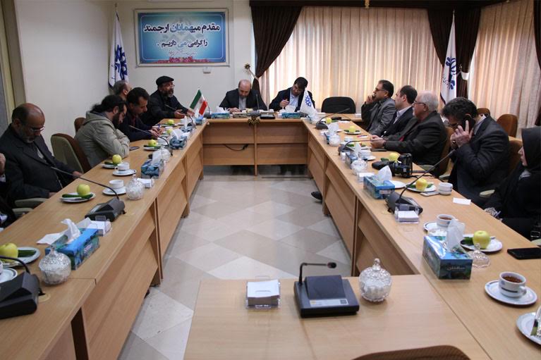 اعتلای فرهنگ جامعه در دستان هنرمندان است/هنرمندان مثل شهید آوینی جریان ساز باشند