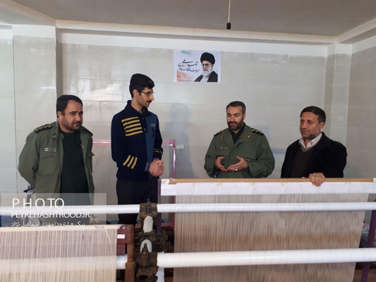گزارش تصویری/ حضور سرزده فرمانده سپاه هشترود در کارگاه تولیدی فرش برای حمایت از کارآفرینان
