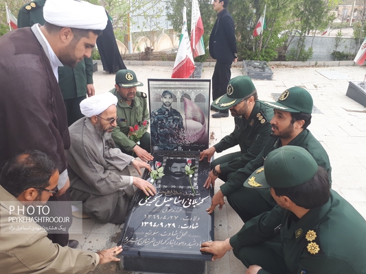 گزارش تصویری/ غبارروبی و عطرافشانی مزار شهدا بمناسبت هفته هنر انقلاب اسلامی