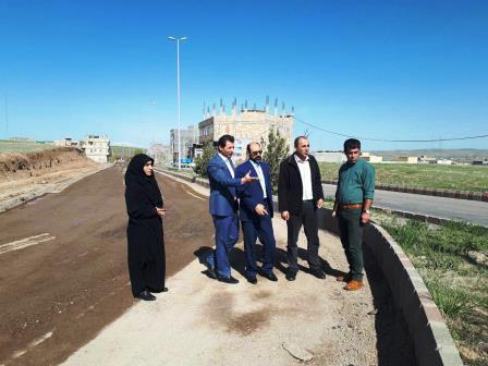 آغاز زیرسازی خیابان پرستار برای آسفالت ریزی و تعویض جداول رفوژمیانی بلوار خیابان شهید رجائی/ لزوم بهسازی ورودیها به عنوان چشم انداز شهر