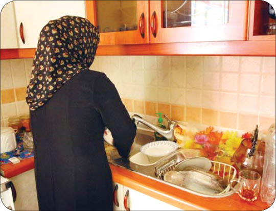 خانمم خانه‌دار است اما می‌گوید برای کارهای خانه، کارگر بگیر!