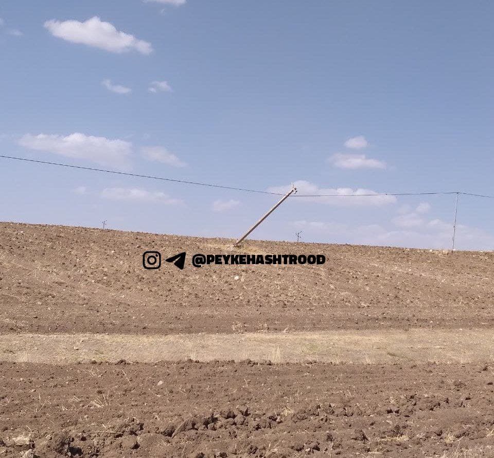 شهروند خبرنگار/ وضعیت نامناسب تیر تلفن برق در جاده روستای سعادتلو
