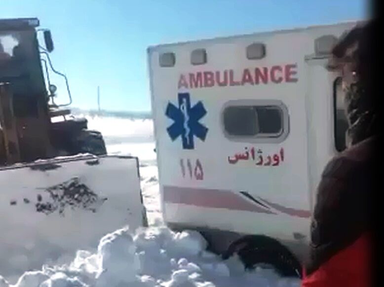سه مادر باردار از محاصره برف در هشترود رهایی یافتند
