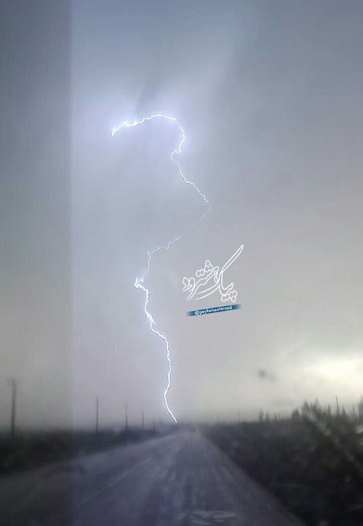 شهروند خبرنگار / شکار لحظه از برخورد رعد و برق در جاده هشترود مراغه