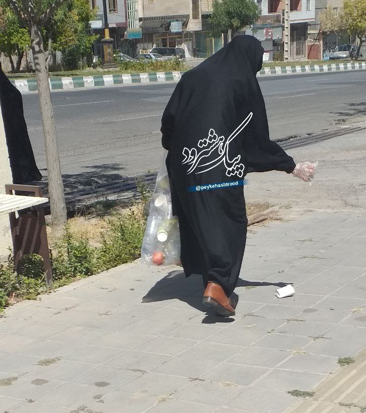 عکس خبری/ اقدام فرهنگی یک بانوی هشترودی در جمع آوری زباله های مسیر پیاده روی جاماندگان اربعین حسینی
