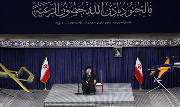 ایجاد تردید و تعلل در خواص مهمترین برنامه دشمن است ایجاد تردید و تعلل در خواص مهمترین برنامه دشمن است